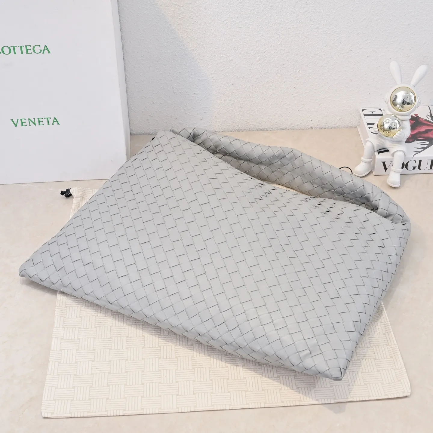 Batch 2160 #Bv Yangjin large size HOP cowhide, the bag body and handles are made of a whole piece of woven leather. The bag body is soft and lazy. Hop symbolizes the praise of innovation and eternal craftsmanship [love]. The pyramid silhouette combines practicality and fashion. Modern and casual, the bag mouth is double-sided closed design, more convenient and safe! Made of soft cowhide and full of texture, this is a must-have for fashionable ladies who like minimalism, comfort and casualness! Model: 3970 Dimensions: 54x24x13